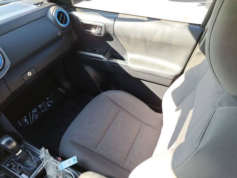 Used 2018 Toyota Tacoma TRD Sport image 12