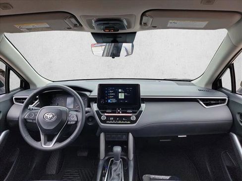 Used 2025 Toyota Corolla Cross LE image 17