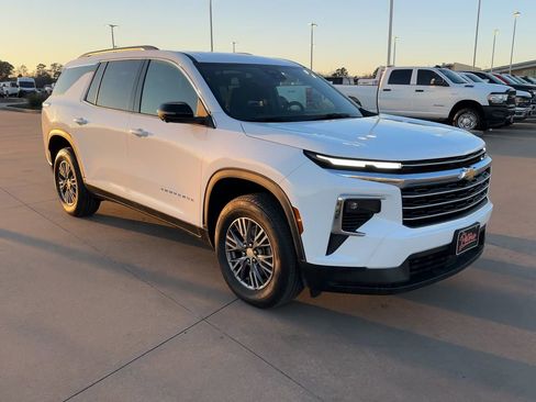 Used 2024 Chevrolet Traverse LT image 3