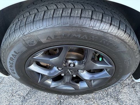 Used 2018 Chrysler Pacifica Touring-L Plus image 37