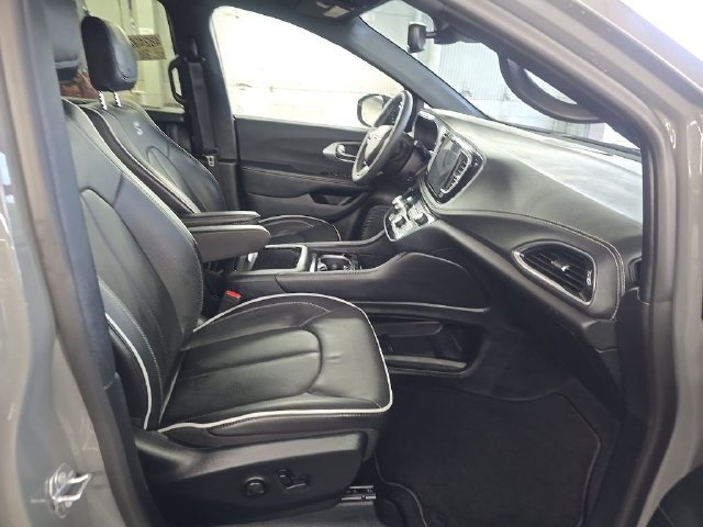 Used 2025 Chrysler Pacifica Limited FWD image 7