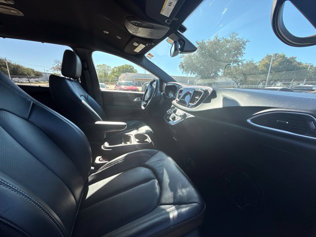 Used 2020 Chrysler Pacifica Touring-L w/ S Appearance Package FWD image 4