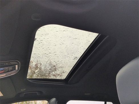 New 2025 Jeep Grand Cherokee Altitude image 19