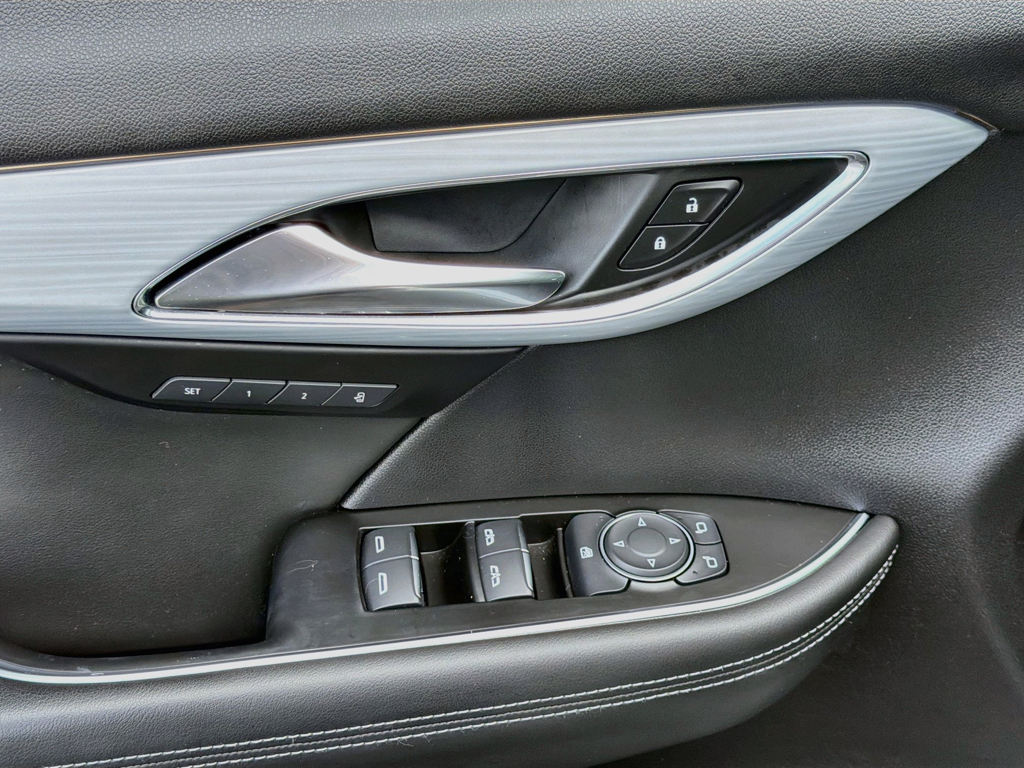 Used 2024 Buick Envision Avenir AWD/4WD image 18