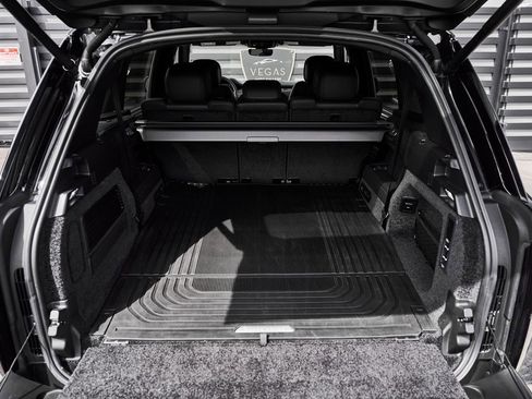 Used 2025 Land Rover Range Rover Long Wheelbase SE image 15