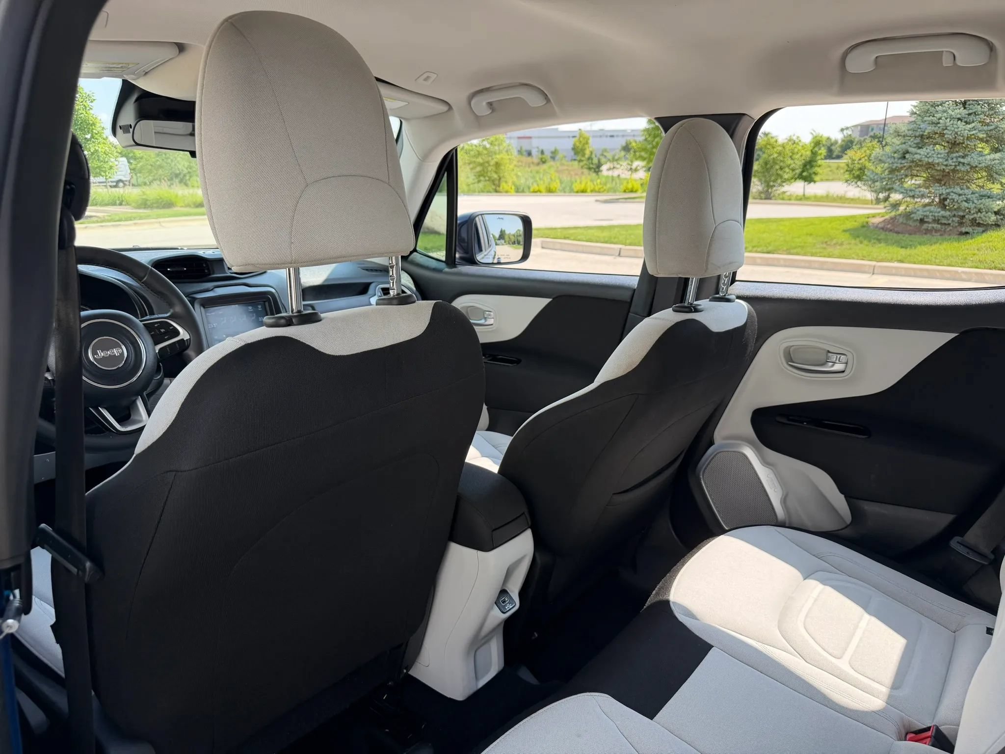 Used 2018 Jeep Renegade Latitude FWD image 16