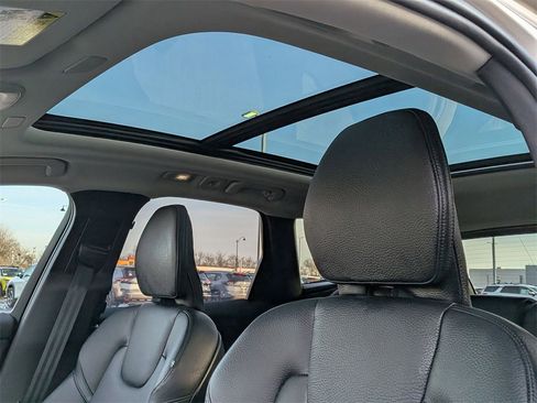 Used 2025 Volvo XC60 B5 Plus image 12