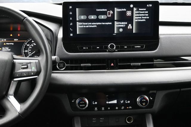 Used 2025 Mitsubishi Outlander SE FWD image 8
