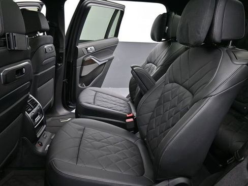 Used 2024 BMW X7 xDrive40i w/ Executive Package image 17