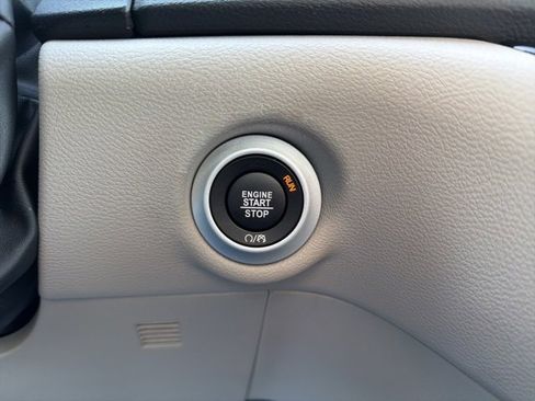 Used 2024 Chrysler Pacifica Touring-L image 27