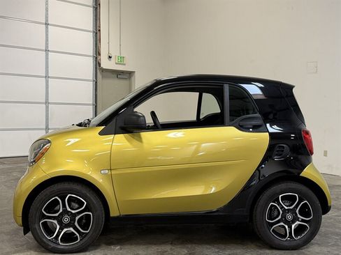 Used 2016 smart fortwo pure RWD image 4