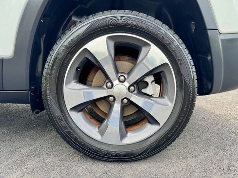 Used 2019 Jeep Cherokee Limited FWD image 31