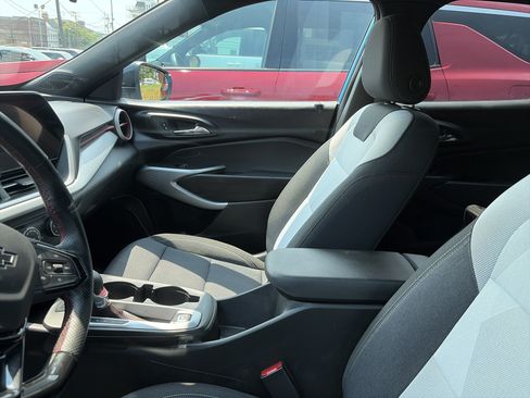Used 2025 Chevrolet Trax RS FWD image 9
