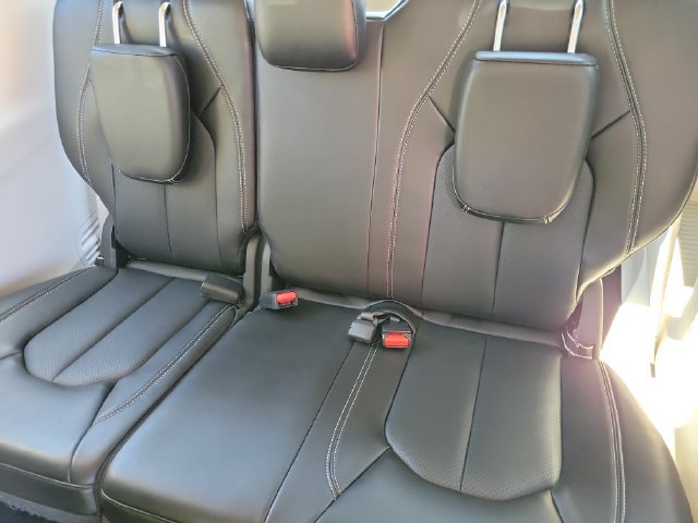 Used 2024 Chrysler Pacifica Touring-L FWD image 18