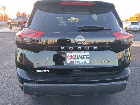 Used 2024 Nissan Rogue SV image 8
