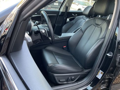 Used 2025 Genesis G70 2.5T image 14