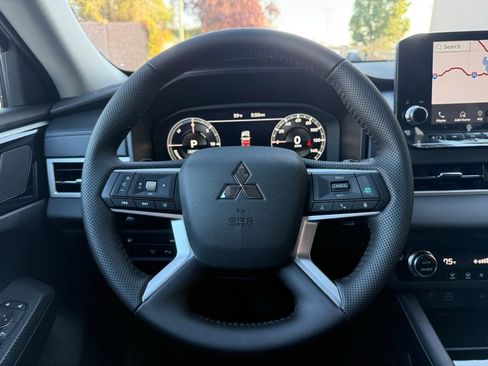 New 2025 Mitsubishi Outlander SE image 8