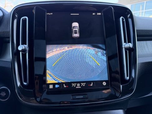 Used 2023 Volvo XC40 B5 Plus image 17