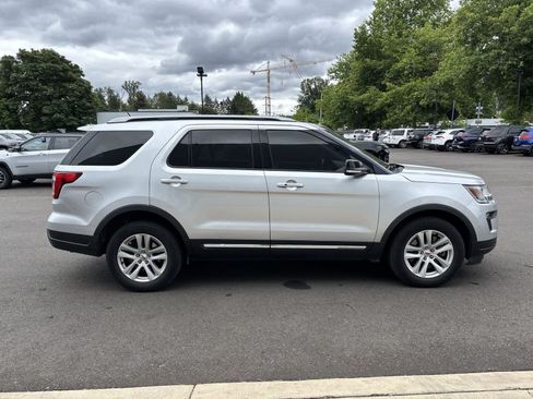 Used 2018 Ford Explorer XLT w/ Equipment Group 202A AWD/4WD image 5