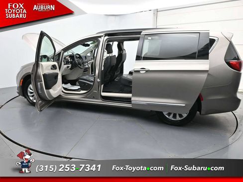 Used 2017 Chrysler Pacifica Touring-L FWD image 41