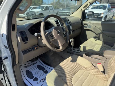 Used 2016 Nissan Frontier SV image 2