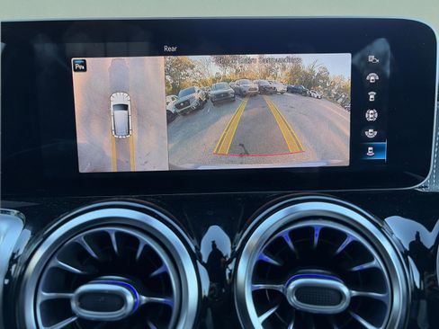 Used 2021 Mercedes-Benz GLB 250 w/ Premium Package image 27