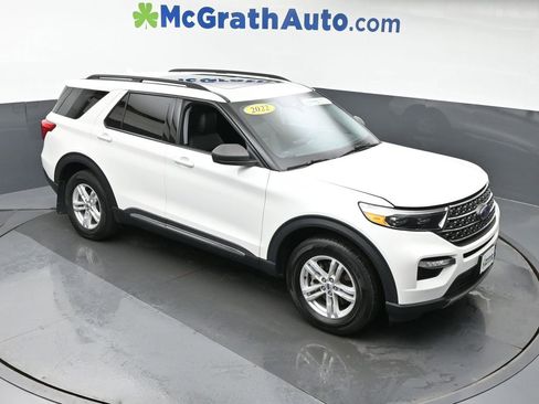 Used 2022 Ford Explorer XLT w/ Equipment Group 202A image 3