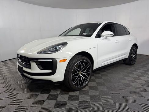 Used 2025 Porsche Macan AWD/4WD image 3