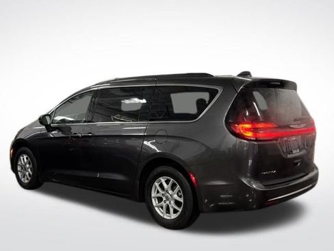 Used 2022 Chrysler Pacifica Touring-L image 9