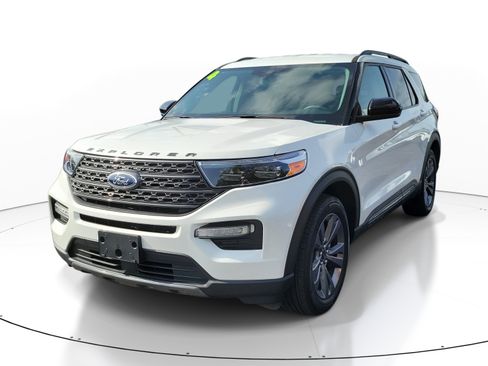 Used 2024 Ford Explorer XLT w/ Equipment Group 202A RWD image 3