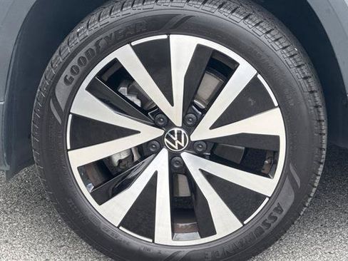 Used 2022 Volkswagen Taos SE w/ Panoramic Sunroof Package FWD image 31