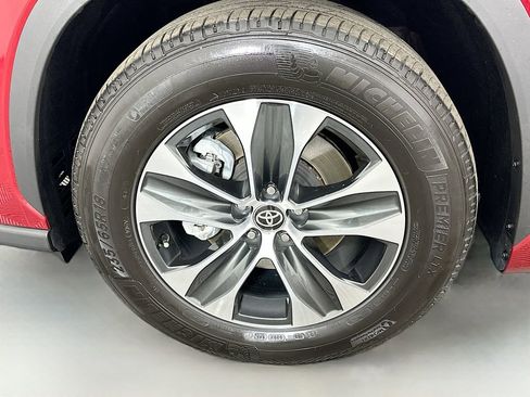 Used 2025 Toyota Highlander XLE image 33