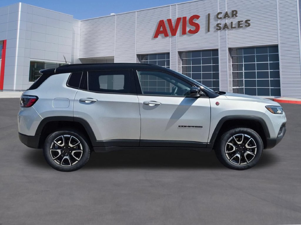 Used 2025 Jeep Compass Trailhawk AWD/4WD image 5