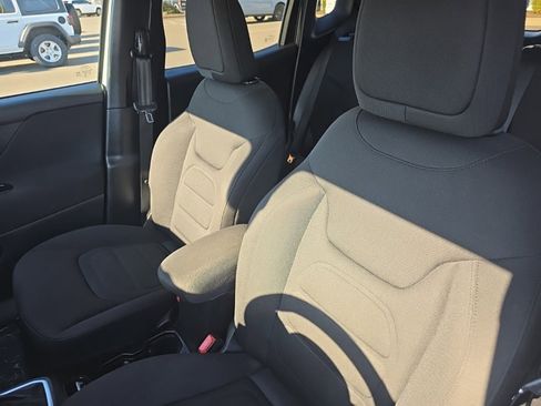 Used 2018 Jeep Renegade Latitude w/ Popular Equipment Group image 14