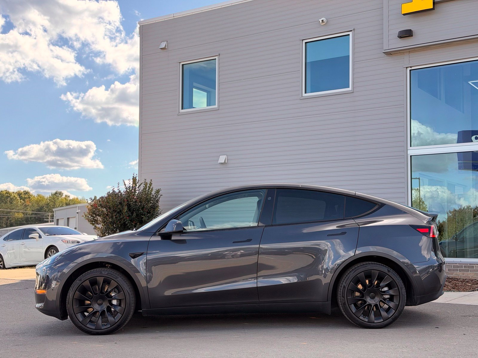 Used 2024 Tesla Model Y Long Range RWD image 11