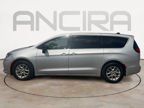 Used 2024 Chrysler Pacifica Touring-L FWD image 7