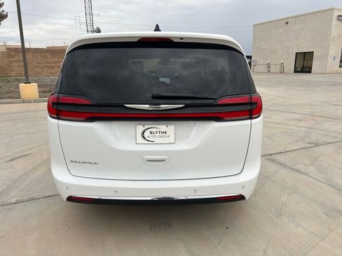 Used 2024 Chrysler Pacifica Touring-L image 4