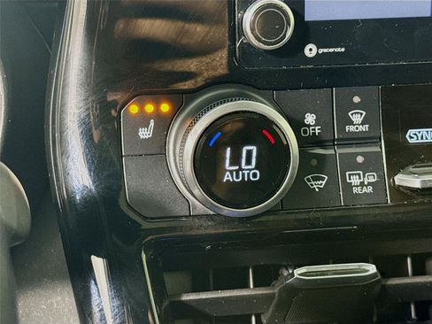 Used 2022 Toyota Highlander XLE image 11