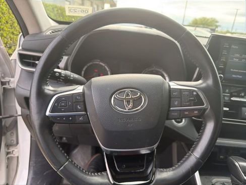 Used 2021 Toyota Highlander LE image 6
