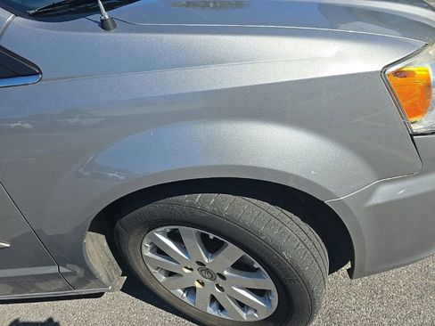 Used 2016 Chrysler Town & Country Touring image 13