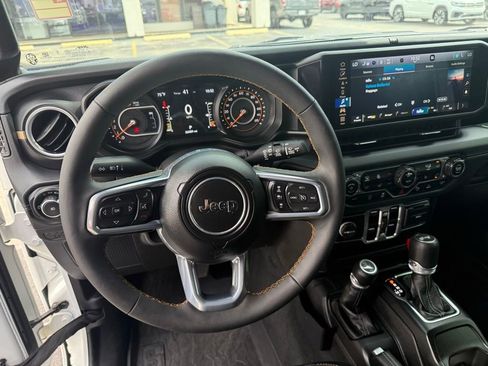 Used 2024 Jeep Wrangler Unlimited Sahara w/ Technology Group AWD/4WD image 17