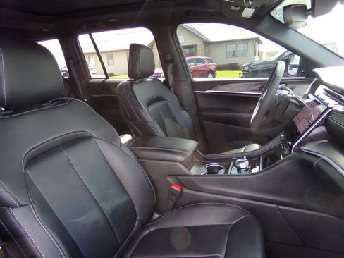 Used 2024 Jeep Grand Cherokee Limited AWD/4WD image 34