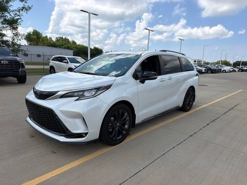 Used 2023 Toyota Sienna XSE FWD image 3