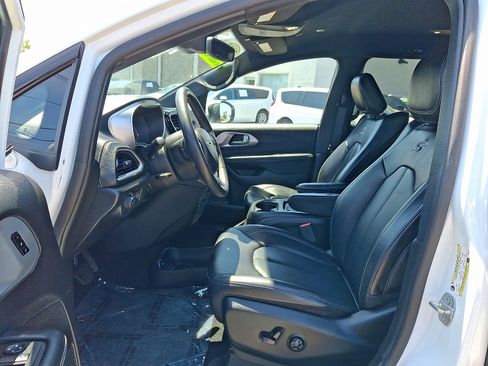 Certified 2023 Chrysler Pacifica Touring-L w/ Uconnect Theater Family Group AWD/4WD image 14