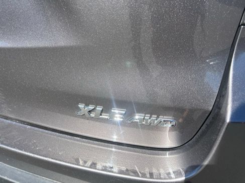 Used 2019 Toyota Highlander XLE AWD/4WD image 5