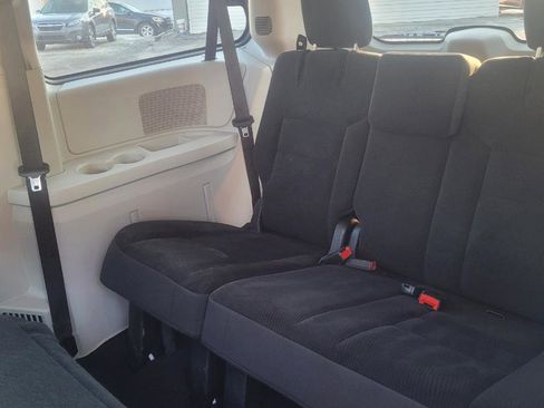Used 2018 Dodge Grand Caravan SE w/ UConnect Hands-Free Group image 27