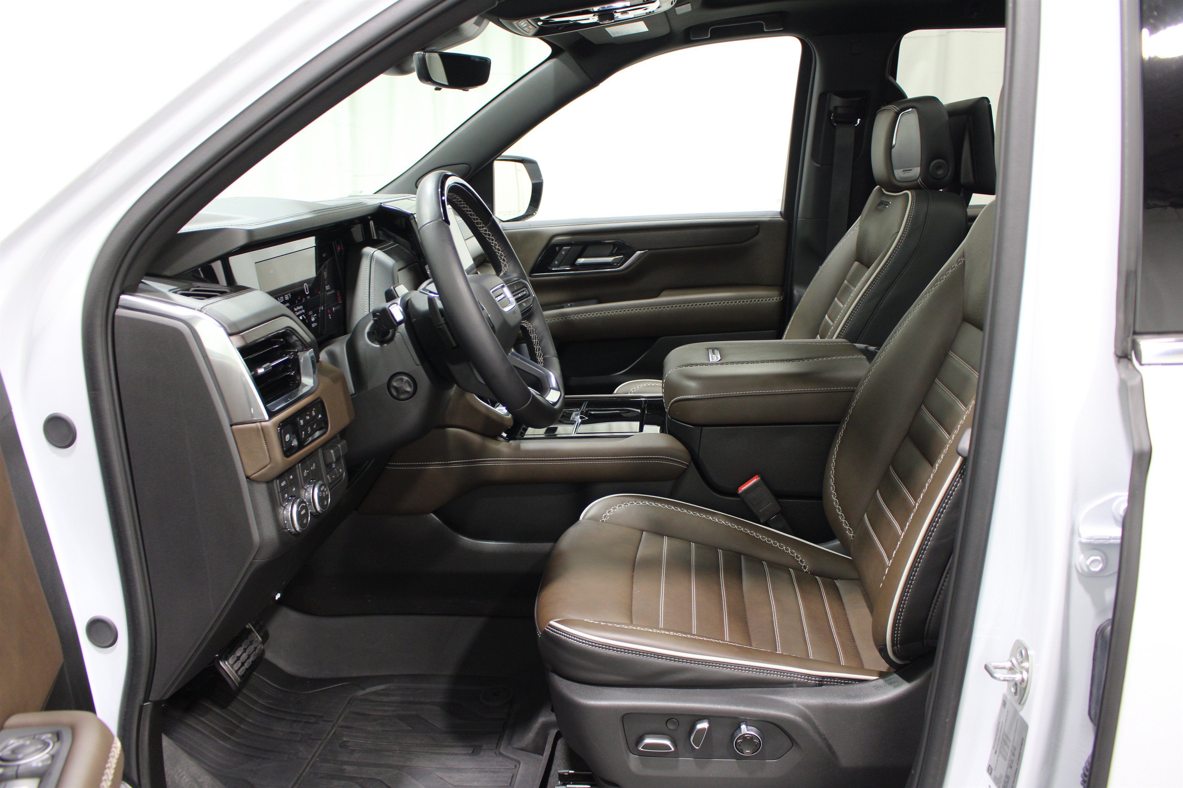 Used 2026 GMC Yukon Denali Ultimate AWD/4WD image 3
