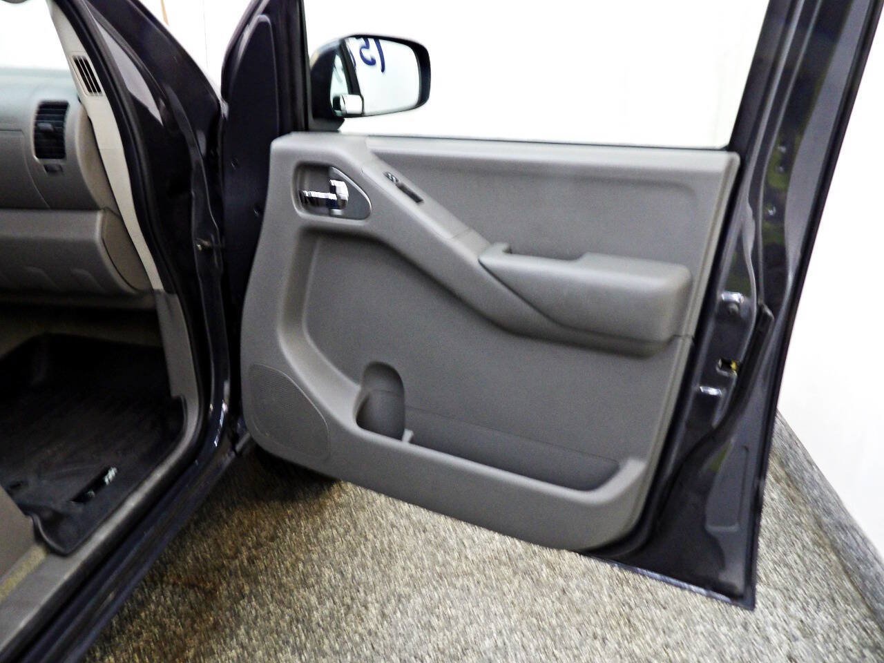 Used 2012 Nissan Frontier SV w/ SV Premium Utility Pkg AWD/4WD image 12