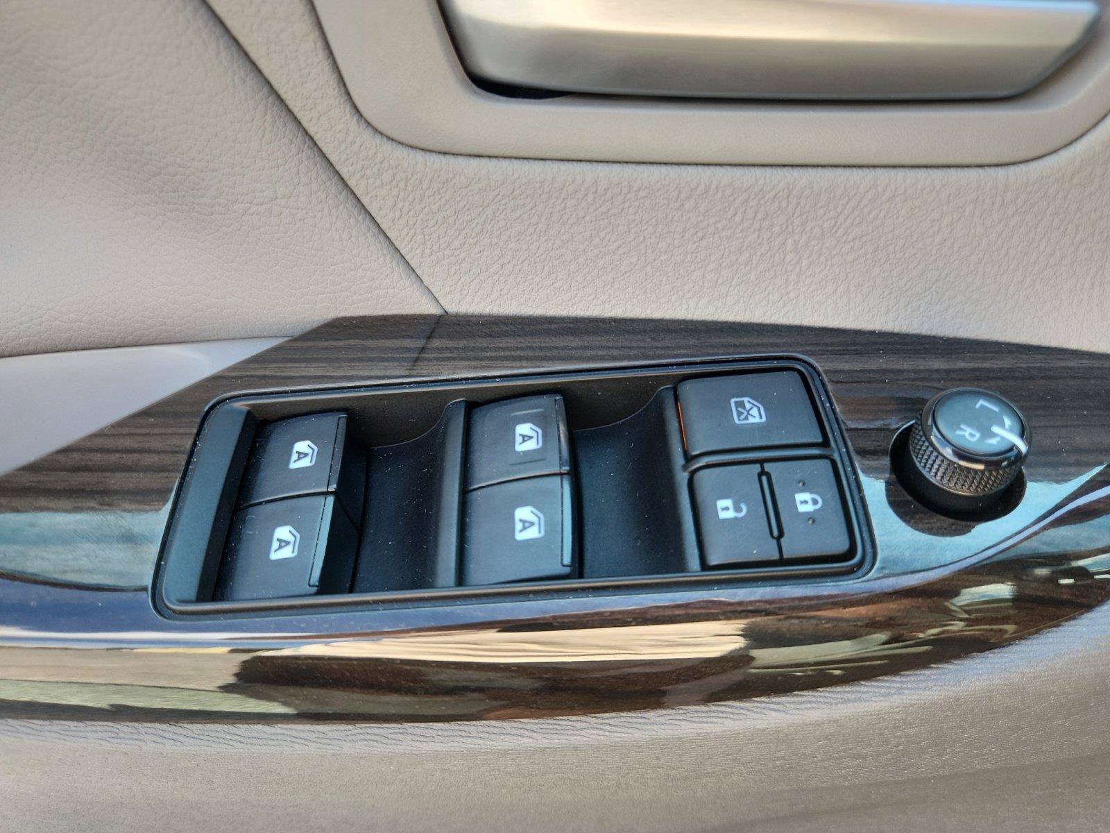 Used 2019 Toyota Sienna XLE w/ XLE Navigation Package FWD image 18