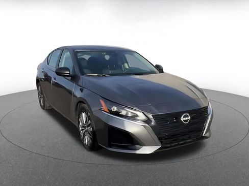 Used 2025 Nissan Altima 2.5 SV image 3